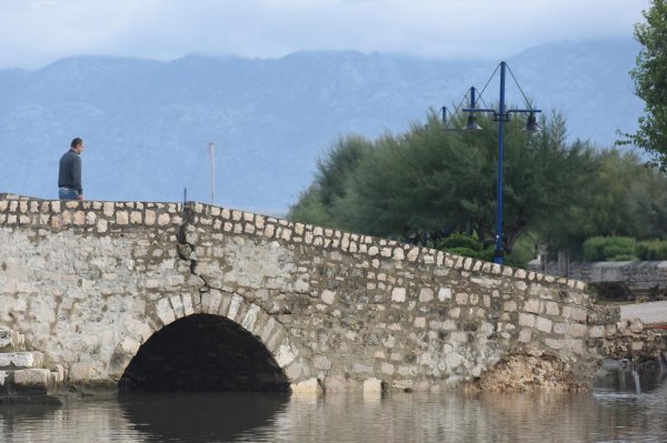 Pod bujicom vode srušena oba mosta koja povezuju stari grad