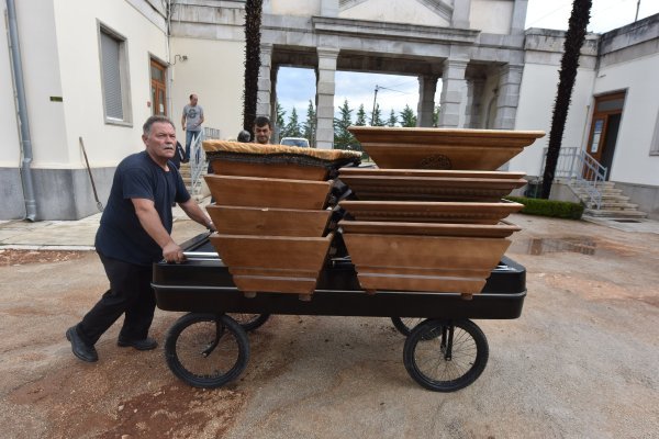 Radnici saniraju štetu na zadarskom gradskom groblju