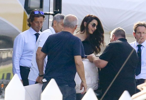 George Clooney sa suprugom Amal i blizancima