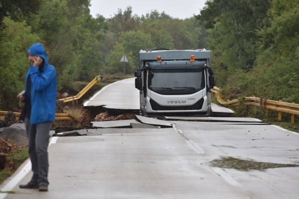 Kamion ostao zarobljen u odronu kolnika između Zadra i Ražanaca