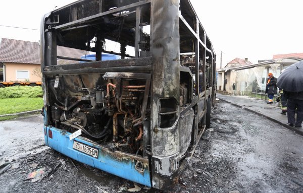 U Strugama na okretištu u potpunosti izgorio ZET-ov autobus