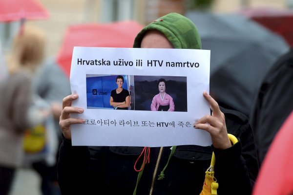 Prosvjed ispred zgrade Hrvatskog sabora povodom ukidanja emisije HTV-a