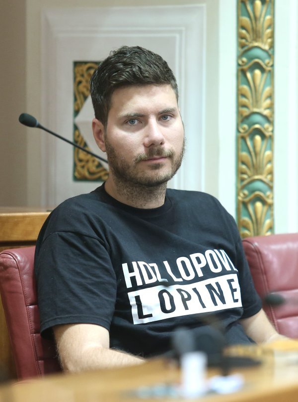 Ivan Pernar na  aktualcu u majci s natpisom 'HDZ lopovi, lopine'