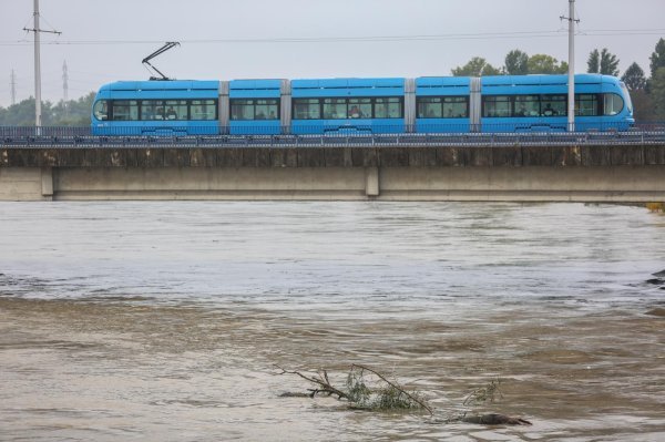 Nakon obilnih kiša rijeka Sava izlila se iz korita