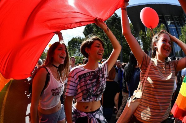 Beograd: Parada ponosa održana šetnjom kroz centar grada