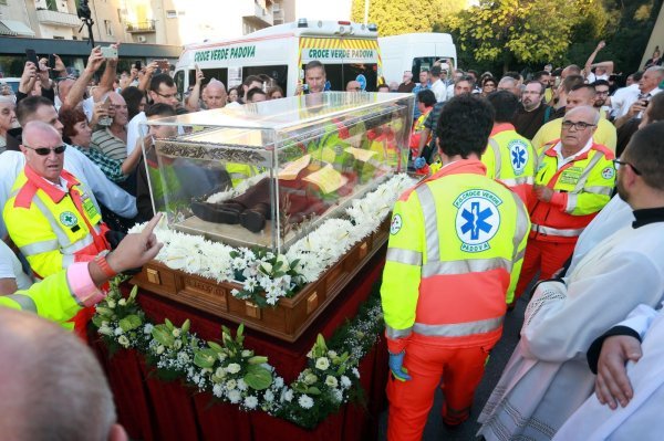 Split: Mnoštvo građana dočekalo neraspadnuto tijelo Leopolda Bogdana Mandića