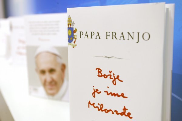 Papinu prvu knjigu prodali su u nevjerojatnih 18 tisuća primjeraka