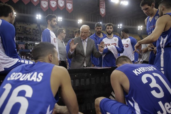 Dušan Ivković oprostio se u Pireju službeno od košarke
