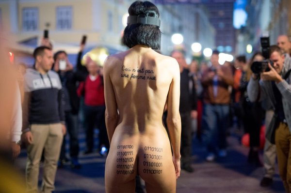 Performerica Milo Moire gola predvodila okupljenu publiku do nove zgrade MMSU