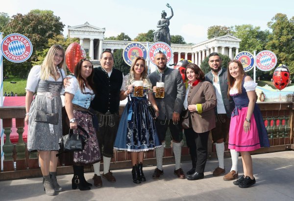 Bayernovi igrači na Oktoberfestu, Arturo Vidal, i supruga Maria Teresa Matus s obitelji i prijateljima (2)