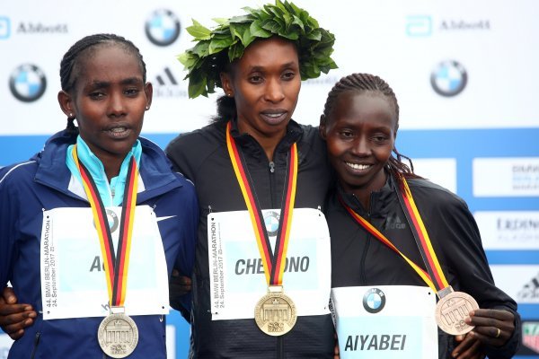 Gladys Cherono Kiprono između Ruti Agae i Valary Jemeli Aiyabei