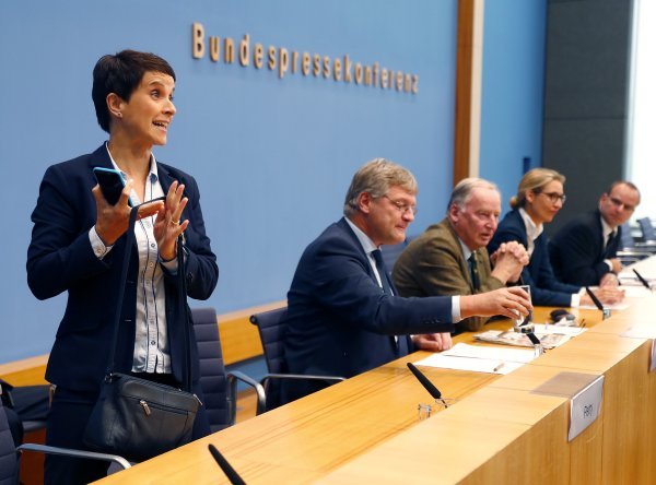 Frauke Petry napustila AFD usred tiskovne konferencije