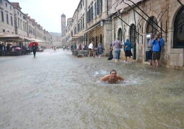 Velike količine kiše poplavile su Stradun, što je turist iz Češke, Zbynek Pela, iskoristio za plivanje.