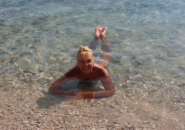 Glumica obožava u moru skinuti gornji dio kupaćeg kostima i uživati u slobodi pokreta