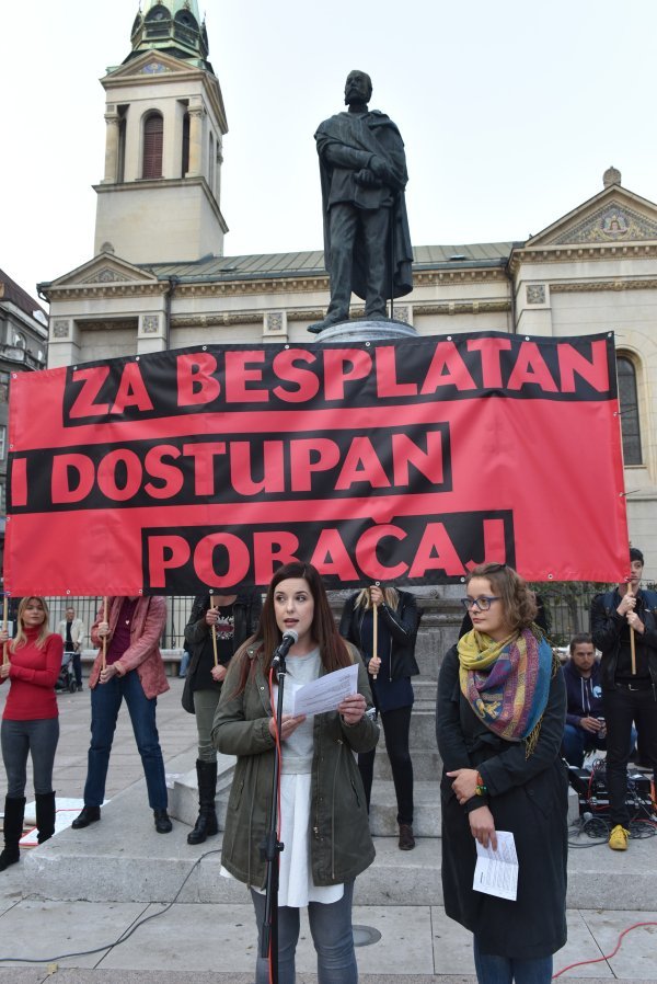 Na Trgu Petra Preradovića održan je prosvjedni skup "Za besplatni i dostupan pobačaj"
