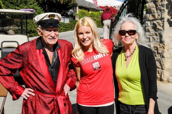 Hugh Hefner ispred ulaza u Playboy Mansion, koji je lani prodan za 100 milijuna dolara