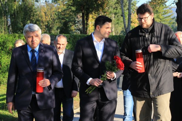 Izaslanstvo SDP-a, na čelu s predsjednikom stranke Davorom Bernardićem položilo je vijence na grob bivšeg predsjednika Hrvatskog sabora Borisa Šprema te na grob prvog predsjednika SDP-a Ivice Račana.