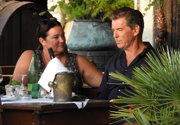 Pierce Brosnan na večeri sa suprugom