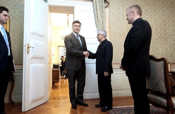 Predsjednik Vlade Andrej Plenković s apostolskim nuncijem Pintom