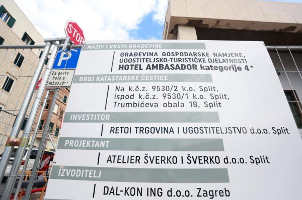 Započelo rušenje hotela Ambasador na Trumbićevoj obali