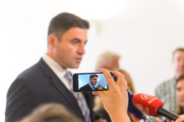 Davor Bernardić daje izjavu u Saboru