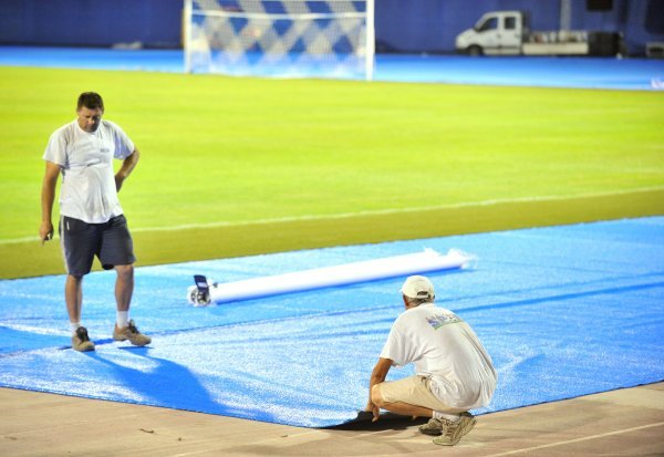 Umjetna, plava trava na atletskoj stazi