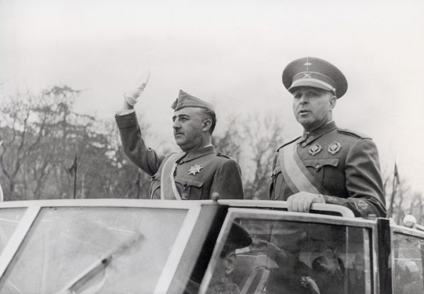 General Francisco Franco i ministar rata Jose Varela na paradi u povodu druge obljetnice pobjede nad republikancima u Madridu 1941.