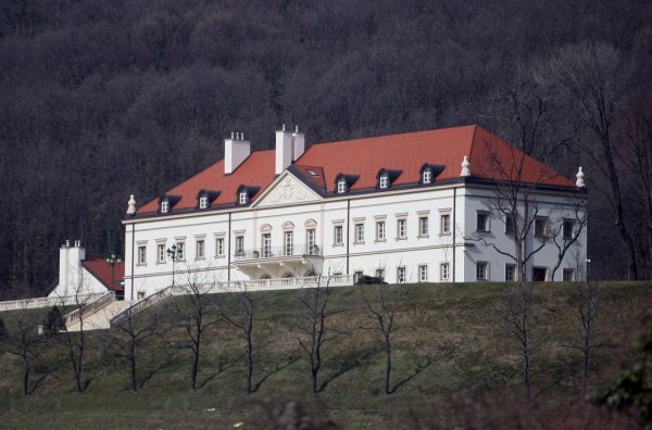 Izmjenom zagrebačkog GUP-a omogućeno je da Kulmerovi dvori iz hotela postanu rezidencijalna građevina