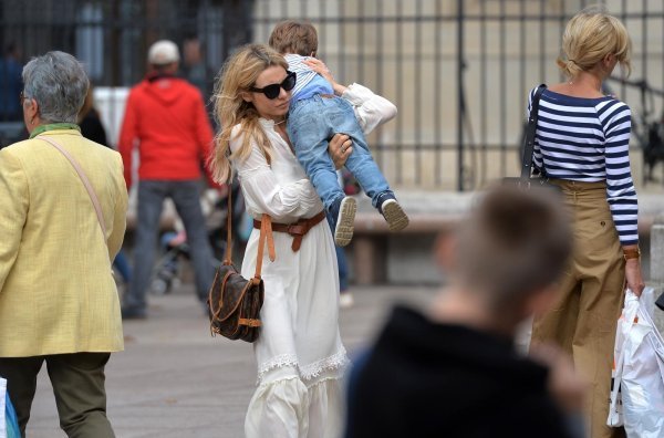 Anja Alavanja sa sinom u društvu prijateljice na Cvjetnom trgu