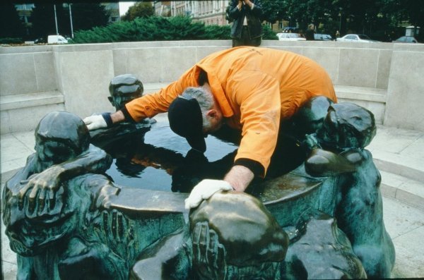 'Ležanje gol na asfaltu, ljubljenje asfalta (Zagreb, volim te!)'