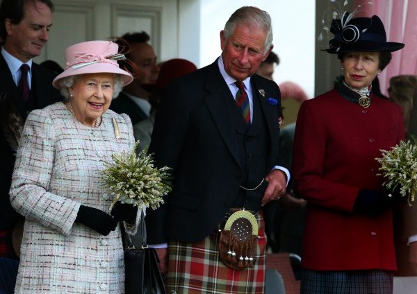 Kraljica Elizabeta II i princ Charles