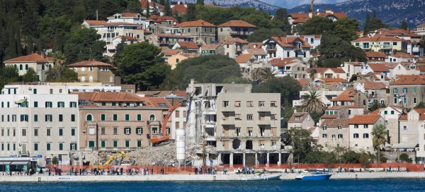 Rušenje hotela Ambasador na Zapadnoj obali