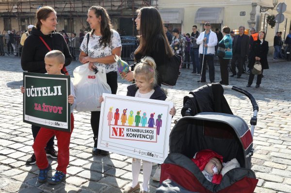 Predstavnici inicijative ProLife i Zaklade Vigilare predali Saboru potpise peticije