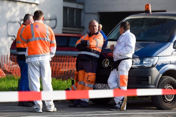 Puknuće vodovodne cijevi na križanju Heinzelove i Nove Branimirove