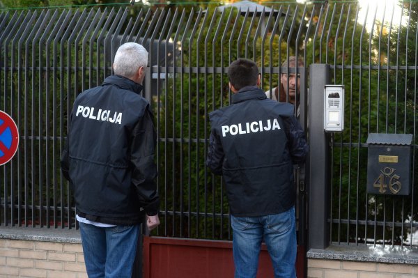 Policija ispred doma Ivana Crnjca