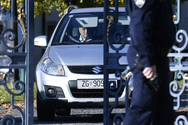 Ante Todorić na ulazu u Kulmerove dvore nakon ulaska policije