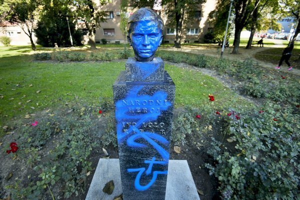 Vandalizirani spomenik Ivi Loli Ribaru