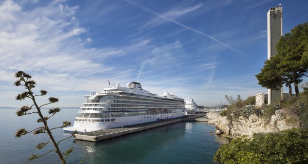 Kruzer u splitskoj luci