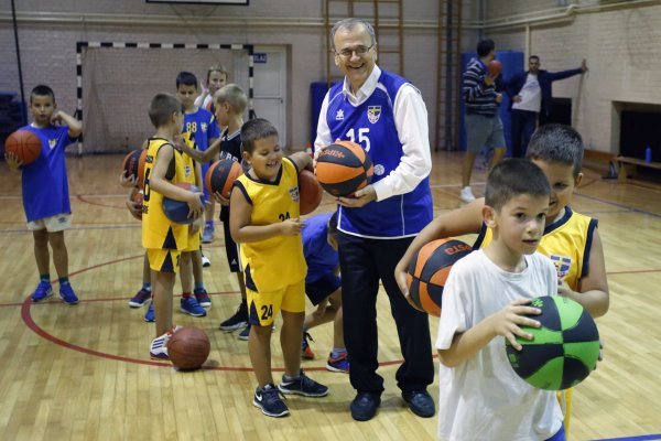 Don Ivan Marijanović s mladim polaznicima škole košarke KK Bosco