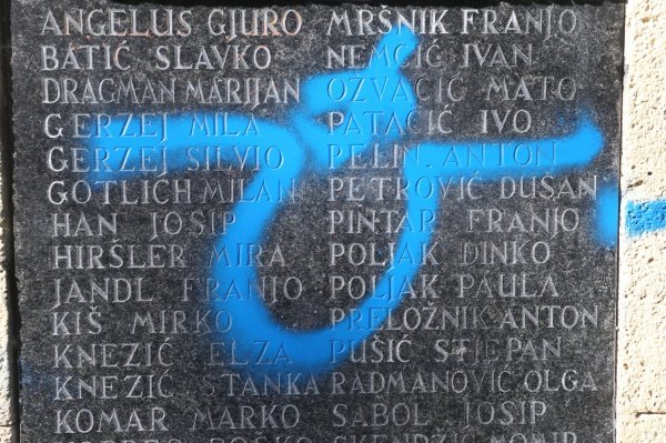 Grafitom devastiran spomenik palim borcima NOB-a u Adžijinoj ulici u Zagrebu