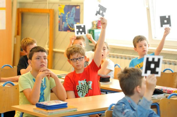 Učenici na tabletima