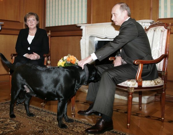 Angela Merkel i Vladimir Putin s labradoricom Connie