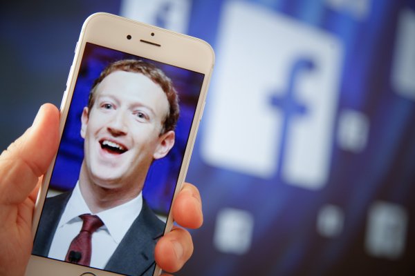 Mark Zuckenberg (33) osnivač je i izvršni predsjednik Facebooka. Njegovu društvenu mrežu koristi više od milijardu ljudi što ga je učinilo jednim od najbogatijih ljudi svijeta.