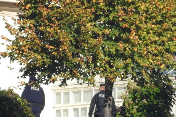 Policija i istražitelji ispred Kulmerovih dvora