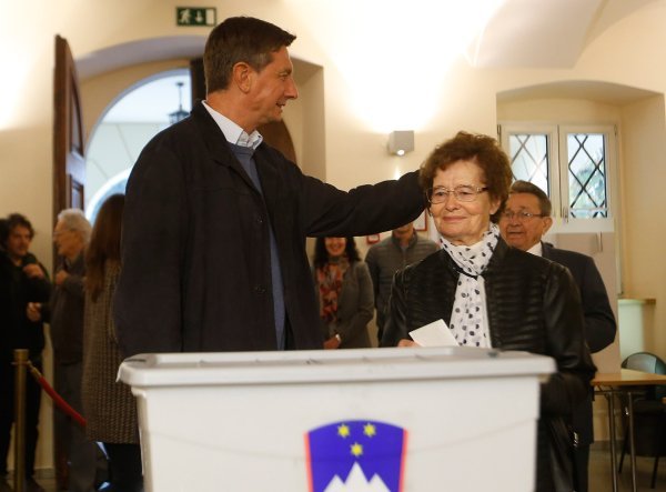 Predsjednički kandidat Borut Pahor sa majkom