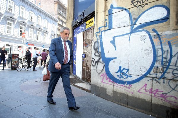 Bandić sa suradnicima u obilasku kavane Corso