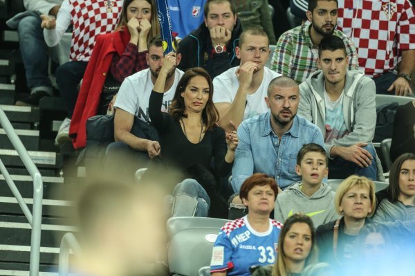 Zagrljeni Tatjana Jurić i Ivan Zubak na rukometnoj utakmici