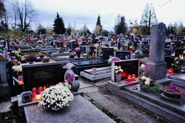 Mnogi građani iskoristili vikend za posjet groblju Mirogoj