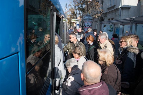 Građani u koloni čekaju organizirani prijevoz do groblja Mirogoj