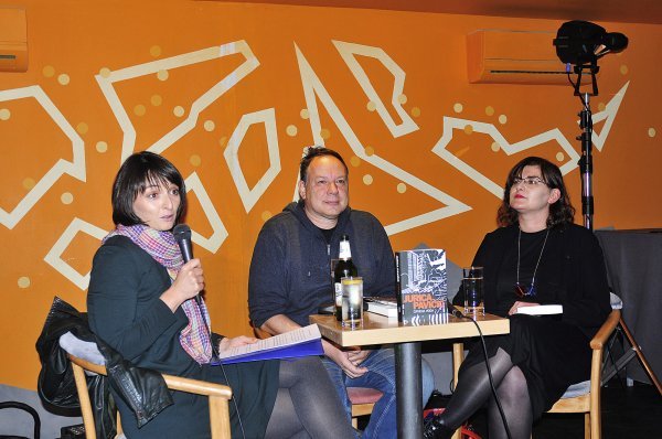 Predstavljanje romana Jurice Pavičića u Splitu vodila je Tanja Mravak, a sudjelovala je urednica Adriana Piteša iz Profila